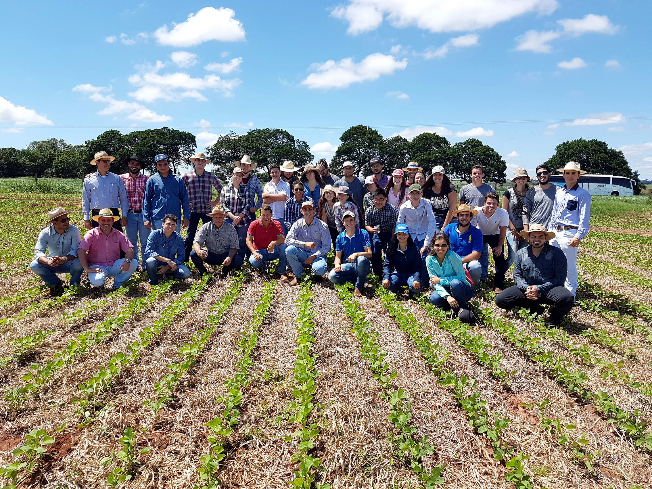 O presidente do Sindicato rural, Nilo Alvez Ferraz e Fábio Macedo, receberam os alunos - Arquivo/JPNEWS