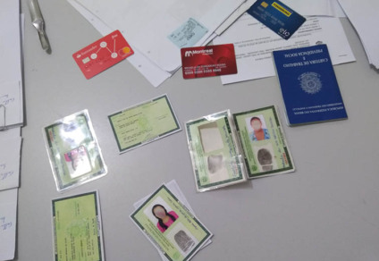 Além dos documentos falsificados, dois relógios adquiridos em golpe, foram apreendidos - André Barbosa/JPNEWS