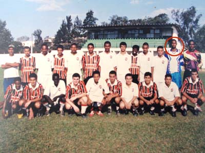 Bruno (em destaque) entre os funcionários da penitenciária -