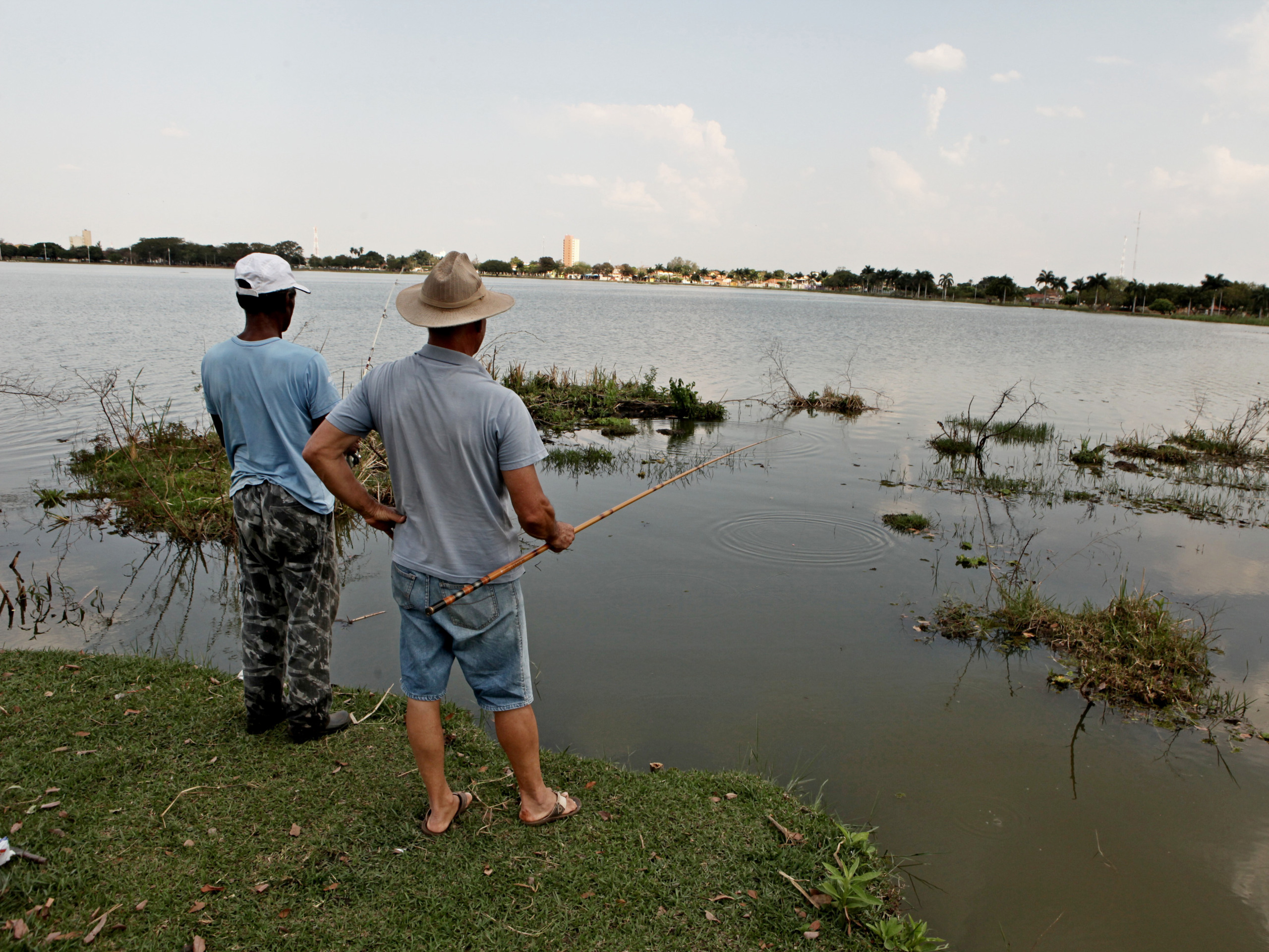 Pessoas estão pescando na Lagoa Maior - Elias Dias/JP