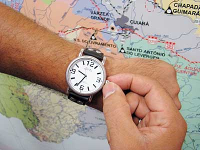 Horário de verão, que começa à zero hora do dia 21 de outubro e termina à zero hora de 17 de fevereiro -