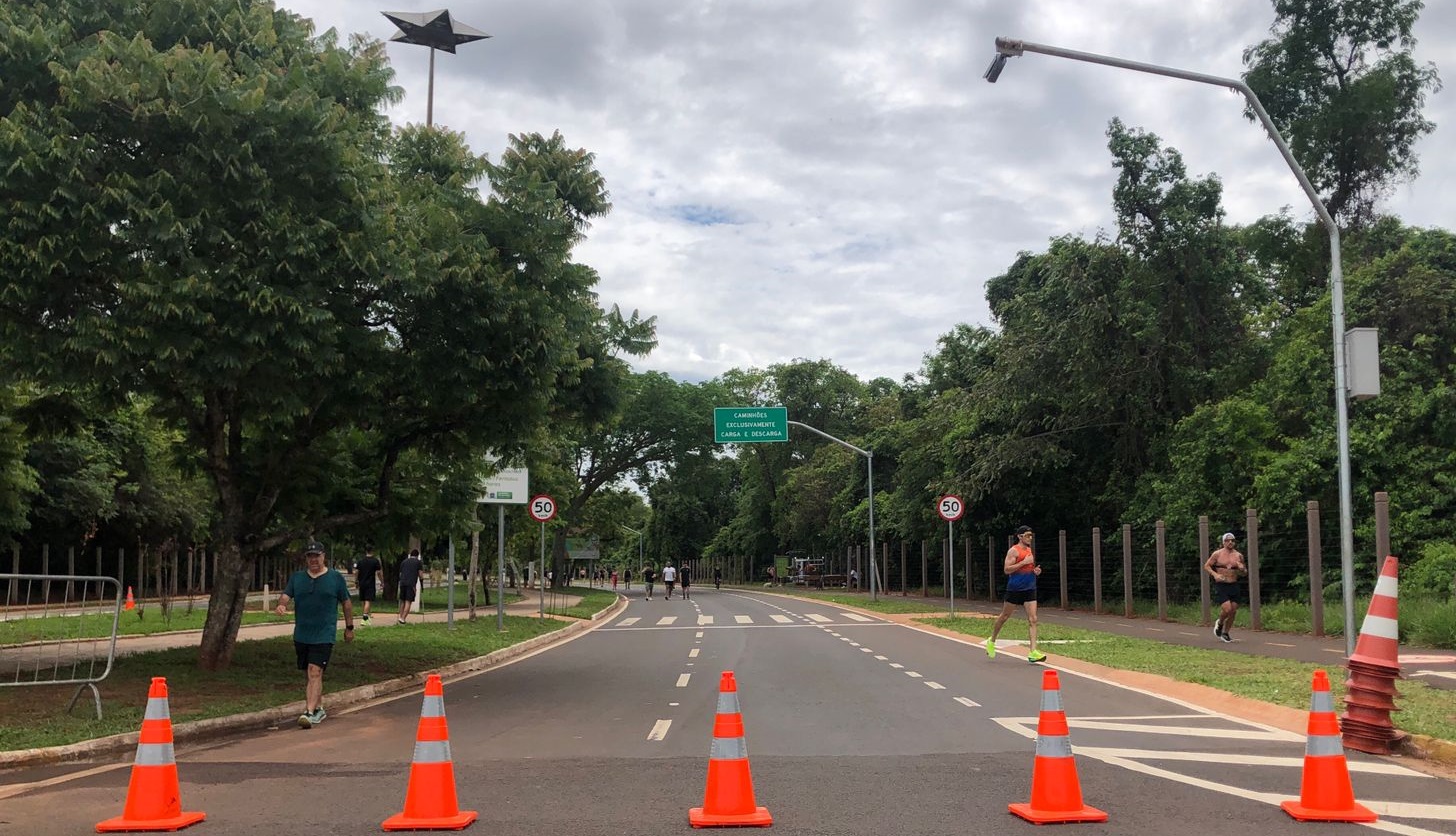 Pessoas se exercitando no Parque dos Poderes na manhã deste domingo (27)