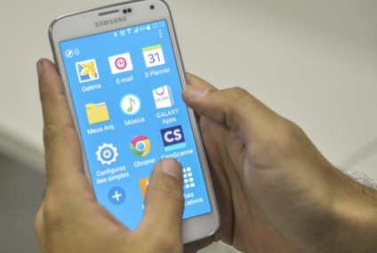 O celular para navegar na rede era usado em 80,4% das casas com acesso à internet, já o computador para esse fim estava em 76,6% desses domicílios e teve queda na comparação com 2013 (88,4%) - Divulgação Agência Brasil