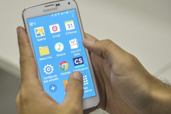 O celular para navegar na rede era usado em 80,4% das casas com acesso à internet, já o computador para esse fim estava em 76,6% desses domicílios e teve queda na comparação com 2013 (88,4%) - Divulgação Agência Brasil