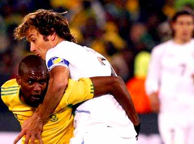 Ex-sãopaulino Diego Lugano segura atacante da África do Sul - Ex-sãopaulino Diego Lugano segura atacante da África do Sul -