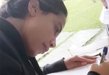 Com cisto nas cordas vocais, Anitta se comunica escrevendo Com cisto nas cordas vocais, Anitta se comunica escrevendo