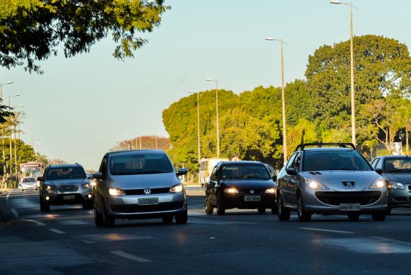 Brasília - Com placas de sinalização instaladas, o uso do farol baixo aceso durante o dia em rodovias do DF já voltaram a ser aplicadas desde sexta-feira (7) passada - José Cruz/Agência Brasil Brasília - Com placas de sinalização instaladas, o uso do farol baixo aceso durante o dia em rodovias do DF já voltaram a ser aplicadas desde sexta-feira (7) passada - José Cruz/Agência Brasil
