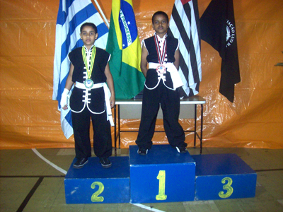 Dyeimis Vitor (esq.), medalha de prata e Matheus de Souza Leal, medalha de ouro na categoria Kuo Shu Lei Tay em Araçatuba -