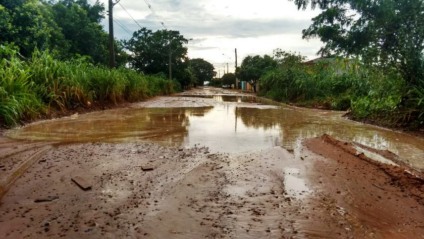 Rua é alvo de constantes reclamações dos estudantes e de quem trafega  pela via - Divulgação