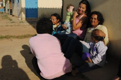 Franciane aproveita um momento familiar no bairro Jardim das Violetas -