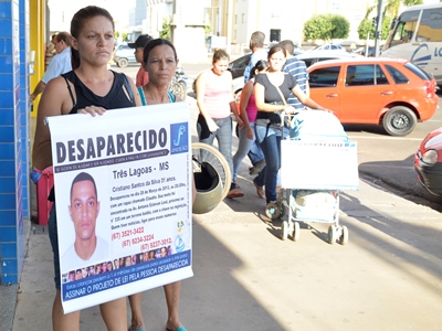 Irmãs e mãe de Cristiano levaram cartazes para a área central -