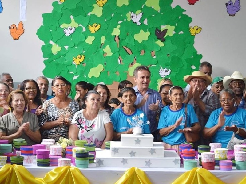 Idosos atendidos pelo Centro de Referência a Assistência Social ganharam festa de aniversário - Divulgação