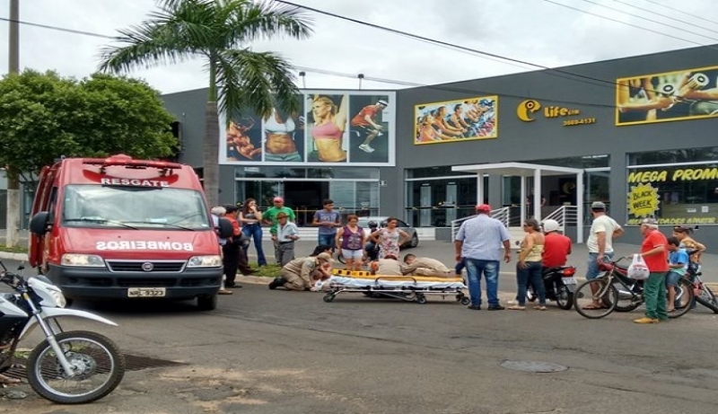 Carro desobedece sinalização, invade pista e atinge motociclista - Leonardo Guimarães