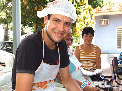 O jovem pizzaoilo Itamar Ferreira de Freitas Júnior estava compenetrado ontem (24) à tarde, às explicações da nutricionista Marli Caldana Iaridi -