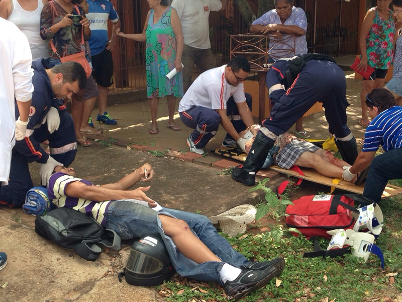 Idosa teve escoriações nas pernas e braços. Motociclista sofreu ferimento nos braços e na mão direita, além de suspeita de fratura na clavícula direita - Celso Daniel/JP