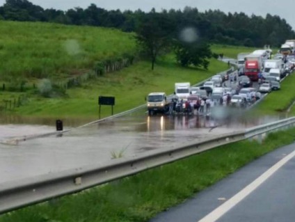Com a força das chuvas, rodovia Marechal Rondon teve que ser parcialmente interditada - Divulgação/Facebook