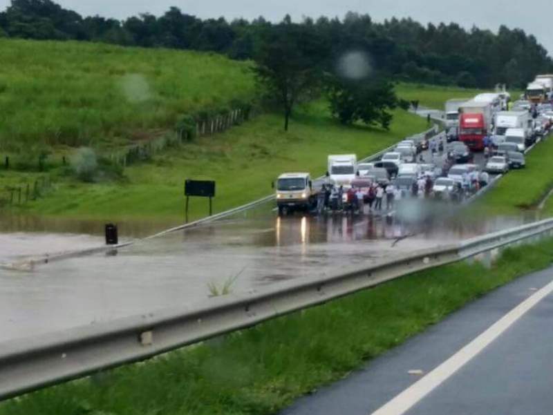 Com a força das chuvas, rodovia Marechal Rondon teve que ser parcialmente interditada - Divulgação/Facebook Com a força das chuvas, rodovia Marechal Rondon teve que ser parcialmente interditada - Divulgação/Facebook