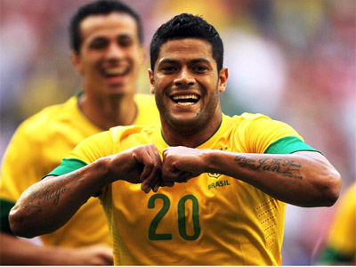 Hulk comemorando um de seus dois gols no jogo contra Dinamarca -