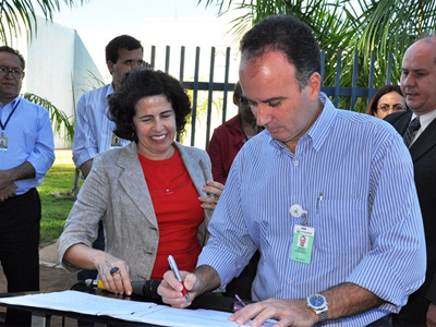 Prefeita acompanha a assinatura da ordem de serviço -