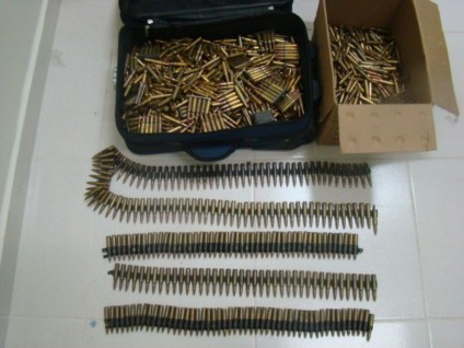 Acusado transportava drogas, três armas de uso restrito e mais de 2,6 mil munições de fuzil -