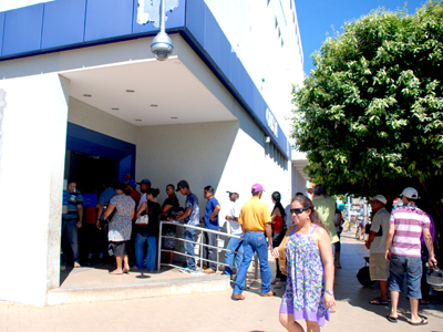 Filas fazem parte da rotina de quem utiliza os serviços bancários -