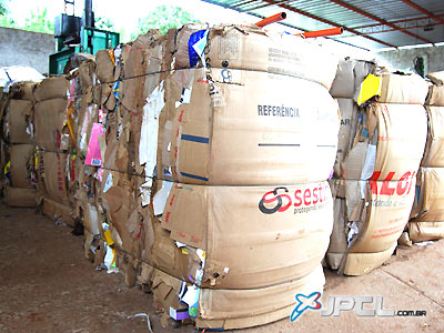 No depósito de ?Gaúcho?, toneladas de materiais recicláveis são prensadas e guardadas -