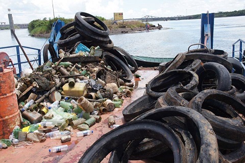 Mais de três toneladas de lixo foram retiradas do rio Paraná, em Três Lagoas  - Divulgação