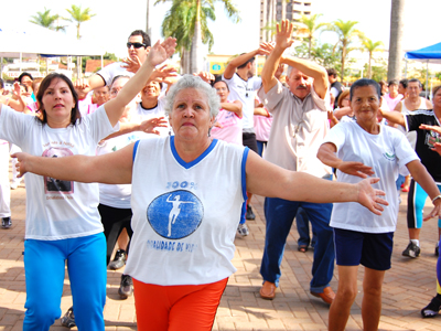 O evento teve atividades voltadas para a qualidade de vida, como alongamento, ginástica aeróbica e caminhada -