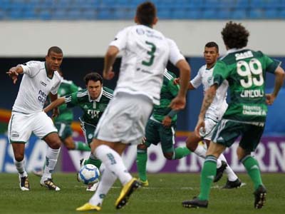 Na 32ª rodada do Campeonato Brasileiro o Palmeiras bateu o Goiás por 3 a 2 - Na 32ª rodada do Campeonato Brasileiro o Palmeiras bateu o Goiás por 3 a 2 -
