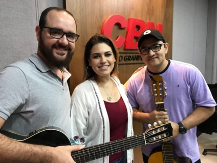 Flavinho Coelho (arranjos e violão), Bruna Campos (voz) e Elinho Wada (voz e violão) formam o Trio Derrama - (Foto: Otávio Neto)
