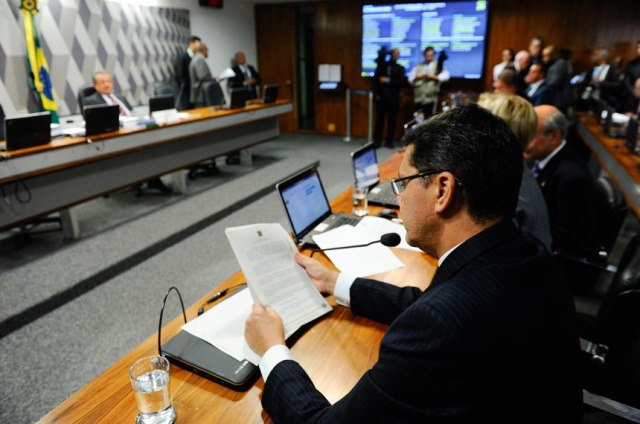 Senador Ricardo Ferraço leu seu relatório na reunião desta quarta-feira da comissão  - Marcos Oliveira/Agência Senado