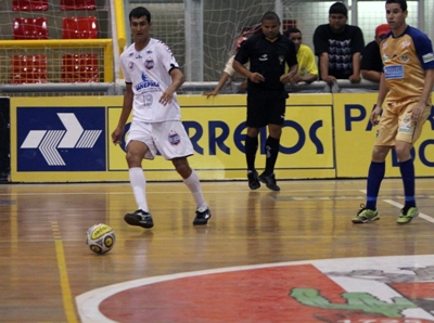 Crystiano (esq.) acredita que adversário pode entrar pensando que vitória será fácil -