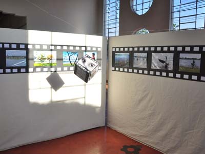 São mais de 40 fotos de 14 alunos que estão em exposição no saguão da antiga Prefeitura -