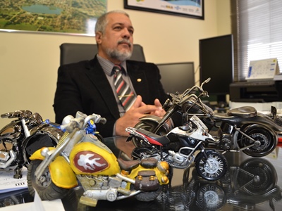 Antônio Carlos com parte da sua coleção de motos em miniatura que fica exposta em sua sala, no MPE -