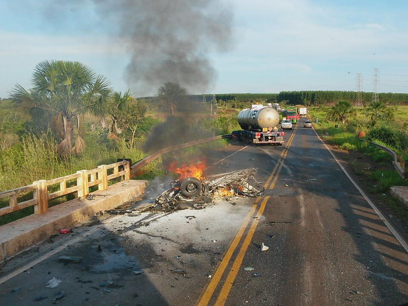 Após a batida, o Celta começou a pegar fogo e ficou destruído - Divulgação/WhatsApp