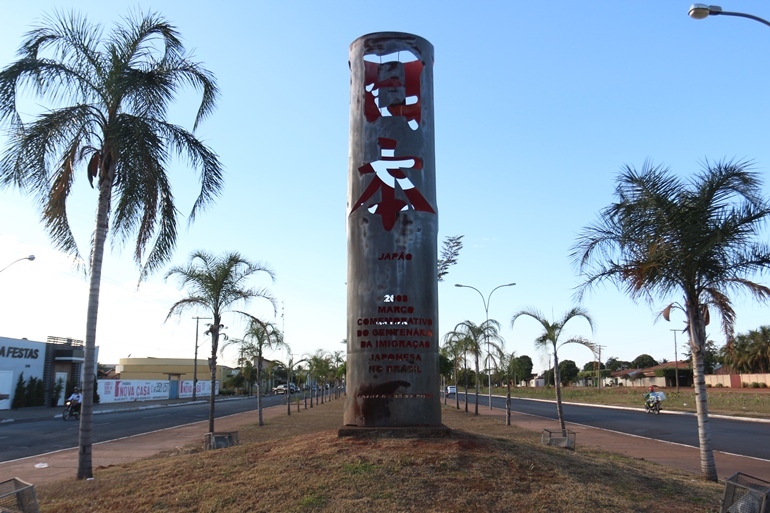 Monumento na avenida Rosário Congro, em Três Lagoas, é um “Marco Comemorativo”, em homenagem a colônia japonesa, sendo criado em 2008. - Hugo Leal/JPNEWS