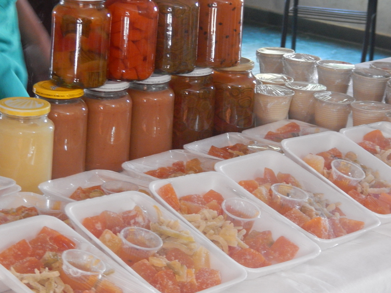 Foram aplicadas técnicas de cristalização de frutas, doce em calda e mamão enroladinho, geleia e outros produtos - Divugação Foram aplicadas técnicas de cristalização de frutas, doce em calda e mamão enroladinho, geleia e outros produtos - Divugação