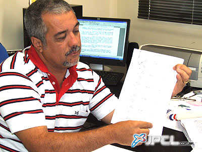Promotor Antônio Carlos Garcia de Oliveira mostra decisões das ações ambientais -