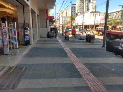 Movimentação no comércio da capital é tranquina na manhã de sexta-feira (11). - Loraine França