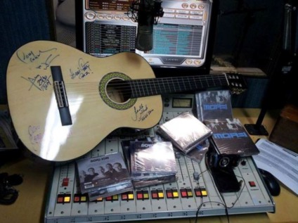 Violão tem o autógrafo da banda carioca Novo Som  - Divulgação