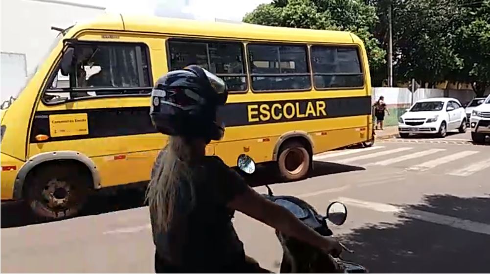 Veículos estacionam de maneira irregular em áreas perto de escolas de Paranaíba - Alex Santos/JPNEWS