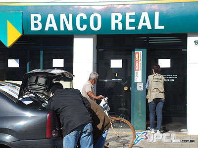 Peritos chegam a banco para vistoria; no detalhe, maçaricos que foram usados para arrombar caixas -