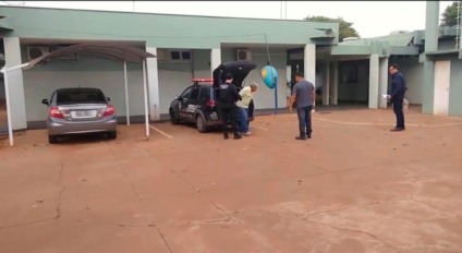 Walter Luís é retirado do carro da Polícia Civil, observado por investigadores, na quarta de manhã - André Barbosa/JPNews