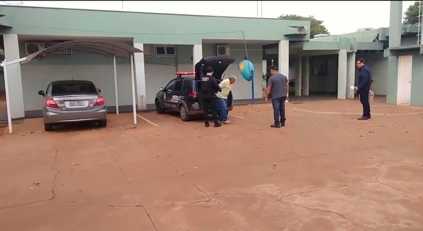 Walter Luís é retirado do carro da Polícia Civil, observado por investigadores, na quarta de manhã - André Barbosa/JPNews