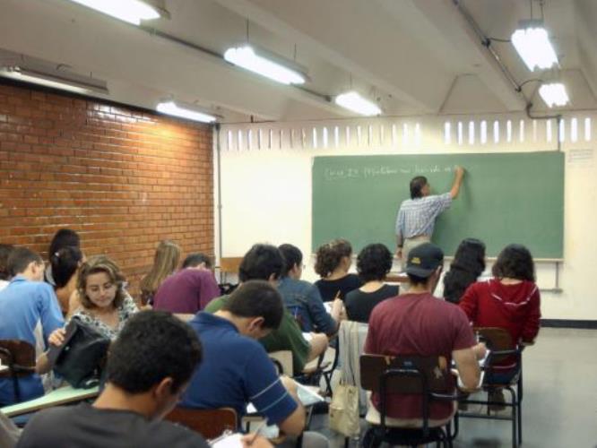 O Encceja é voltado para pessoas que não terminaram os estudos na idade adequada - Divulgação/Agência Brasil