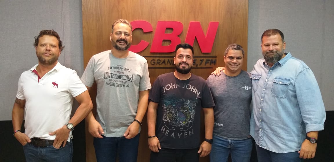 Da esquerda para a direita Cristian Reis e Guilherme Miguel Poli organizadores do Bonito na Trilha,  Leandro Gameiro, consultor automotivo,  Herivelto Moises, diretor Sest/Senat de Campo Grande e Paulo Cruz - Foto: Isabelly Melo