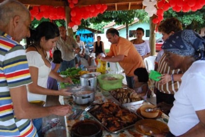Na Vila Vicentina 12 famílias participaram do almoço -