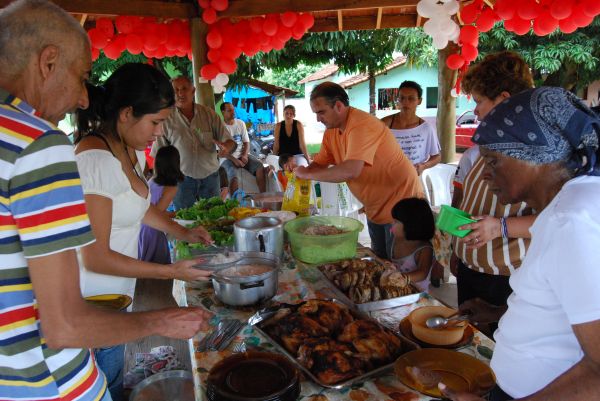 Na Vila Vicentina 12 famílias participaram do almoço -