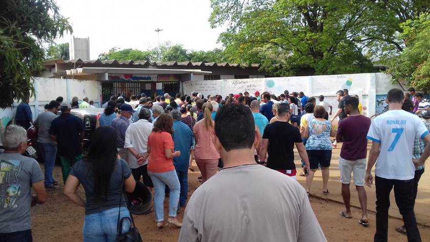 Eleitores formam fila em frente à escola, nas primeiras horas da manhã deste domingo, em Três Lagoas - Ana Cristina Santos/JPNEWS