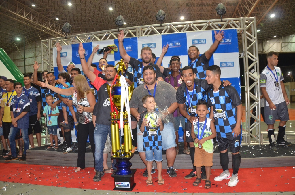 Atlétas do Muito Mais Futsal comemoram o titulo